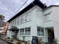 旧 熊野高等経理専修学校
（旧 羽根学園熊野高等経理学校校舎）
新宮市丹鶴2丁目5-24
竣工：1937（昭和12）年
構造：木造一部鉄骨造2階建、瓦葺一部鉄板葺
国登録有形文化財（建造物）