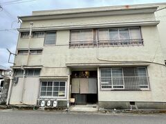 新宮市上本町2丁目1-2
カフェなどが入っています

熊野速玉神社をお参りしてから、バスでホテル最寄りのバス停「橋本」で下車、本日の宿グランホテルにチェックイン