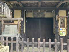 すぐ目の前には、津雲邸があります。