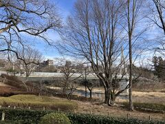 しばらく歩いて釜の淵公園に到着。
公園は川に囲まれていて２つの大きな橋が架かっています。