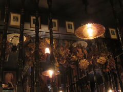 名曲喫茶　時の回廊・・・レトロアンティーク　喫茶

私語厳禁　クラッシック音楽　楽しむ喫茶店

オーナーが趣味で収集したアンティーク品に囲まれた　厳かな雰囲気

赤いビロードのソファ　掛け時計　ステンドグラス

クラッシックの名曲流れる空間にて　自家焙煎珈琲　いただけます

エチオピアのイルガチェフ地方の豆を使う　

時の回廊　珈琲（650円）オーダー

クッキー付きで　さらりとしたコク感じる　ストレート

やや暗めの照明で　レコードの響き渡るクラシックホールな雰囲気

しとやかでゆるやかな時間　珈琲の深みプラスで　体感