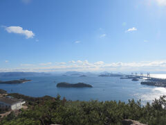 鷲羽山展望台・・・瀬戸内海×瀬戸大橋の絶景

今回　下津井町並み保存地区の駐車場に車止めて　徒歩にて散策

山頂までのハイキング

お天気にも恵まれ　360度の眺望　体感

瀬戸内海に浮かぶ島々　それらを結ぶ瀬戸大橋

ダイナミックに　楽しめます

あずまや展望台では　瀬戸大橋が真下に見える　絶景

瀬戸大橋の流れるような眺め　見渡せる　展望スポット