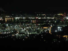 水島展望台・・・幻想的な工場夜景

駐車場もある　鷲羽山公園線の道路横にある　展望台

水島コンビナートの工場群　一望できる　夜景スポット

ロマンチックに輝く　噴き出す炎やキラキラした灯り

思わず息をのむ　ここでしか見られない　景色が印象的

思いのほか　暖かな夜に　美しい夜景

思い切って出かけた甲斐　ありました