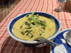 夕食にしましょう。
有名店っぽい「クメールキッチン」へ。
クメール料理のひとつ、アモックを。

昨日も思いましたが、クメール料理はタイ料理に比べてマイルドな感じがします。
（タイにもいろんな料理があるのは知ってますが）
激辛とかそういうのは少ないようです。