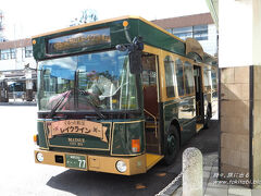 JR松江駅から松江城までは、市内観光に便利な「ぐるっと松江レイクラインバス」を利用。綺麗なデザインのバスに乗り込み、天気も良く気分も上々で出発です。

