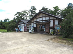 二之丸下ノ段の入口には、「ぶらっと松江観光案内所」と「ちどり茶屋」があります。

ぶらっと松江観光案内所では記念品の販売もあり、帰りにこちらで御城印を購入しました。ちどり茶屋では松江名物の割子蕎麦も頂けるので、こちらで昼食を頂くのも一考ですよ。

