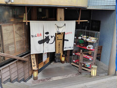 さて、ホテルを出てお昼を摂りに近場を散策。
牛たん炭焼 利久 やなぎ町店
仙台駅近くや商店街の牛たん焼き店はどこも長蛇の列だったが、ここは繁華街から少し距離があるからか行列はなかった。
行列がなくて逆に不安がないでもないが、利久は人気チェーン店なのでハズレはないだろうと入店。
