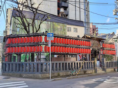 お店を出て少し歩くとこんな提灯の群れが。
柳町大日如来。
正月から大日如来と来たか･･･。