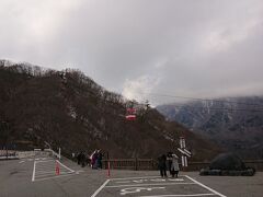 明智平バス停がロープウェイ乗り場の目の前にあります。次のバスまで４０分くらいあることを確認して下車。前来たときには大きなお土産さんがあった覚えがありますが無くなってました。