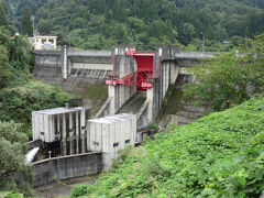 新潟県　14施設目　鯖石川ダム（鯖石川）
2024年9月27日に第95回ダムカード収集の旅として訪問

鯖石川ダム
1974年（昭和49年）竣工の重力式コンクリートダム
堤　高　 37.0m
堤頂長　170.0m
クレスト ラジアルゲート　　　　　1門
コンジット ホロージェットバルブ　2門
小放流 ジェットフローゲート　　　1門