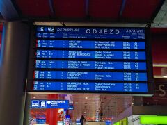 地下鉄でプラハ本駅へ移動して来ました。
私が乗る列車「REGIO JET」は一番下の7:16発。
ホームがまだ表示されていない。