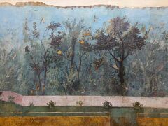 リヴィアのヴィラのフレスコ画
紀元前40年～20年
ローマ郊外にあった、初代皇帝アウグストゥスの妻リヴィアの別荘で発見されたフレスコ画だ。博物館のひと部屋が、ぐるりとこのフレスコ画で飾られ、本当に素敵な空間だ。青色の背景に様々な植物や鳥が描かれ、心を癒される。