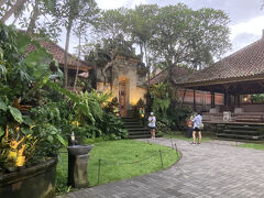 時間にして18時半

ウブド王宮のバリ舞踏は19時半からですが、バリさんの助言に従い1時間前にウブド王宮に入ります。