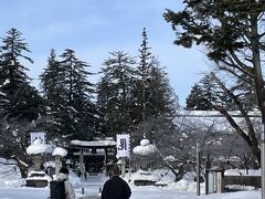 駅からバスで10分、上杉神社前で降りて参拝に行きます。