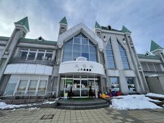 米沢駅以北はSuica範囲外なので切符を買って高畠で下車。歩いて15分で高畠ワイナリーに行けますが雪が多くて断念です。駅に併設する温泉で温まります。
