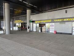 この日は、KLOOKでタクシーを8時間チャーターしています。
無事タクシーを見つけた。
空港からまっすぐ遺跡巡りします。