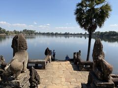 バンテアイ・クデイの正面は、スラ・スランという池
のどかです