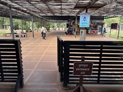 昼食後は、バンテアイ・スレイ
ここは、赤い遺跡と緻密で華やかな装飾が見どころ