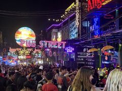 プレアヴィヒアから4時間半かけて19時半にシェムリアップに戻りました。
この日は12月31日大晦日です。