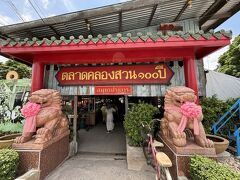 続いて向かった先は、タラート・クローン・スアン・ロイピー（100年の歴史の庭園と運河の市場）