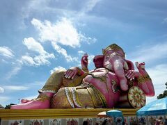 じゃ～～ん！！
幅16m、高さ24mの巨大なピンクガネーシャ像

ピンクのガネーシャ像は通常よりも3倍のスピードで願いを叶えてくれることで、パワースポットとして観光客にも大人気。