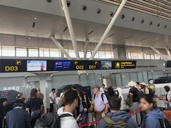 6日目
１月２日
カンボジアからベトナム・ホーチミンへ移動します。
12月30日にチャーターしたタクシーの運転手クンフォンさんから事前に「ホテルまで空港まで送る」とのメッセージがWhatsappで来ていました。私が「Grabを使う予定」と返信するとクンフォンさんもGrab登録しているとのことでしたので、クンフォンに送ってらもうことになりました。
朝７時にホテル前でクンフォンさんの車に乗り込み、ちょっと郊外に移動した後、私がGrabをオーダー、周辺にはクンフォンさんの車しかいないので、そこで契約設立です。
朝８時にシェムリアップ国際空港に到着
クンフォンさんとはそこでさようなら
最後に握手
礼儀正しく、すごくいい人でした。

飛行機は、シェムリアップ10時00分発ホーチミン11時10分着のアンコール航空です。