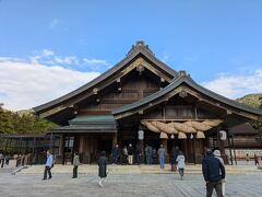 「拝殿」
　古い拝殿は、昭和28年５月に不慮の火災で焼失してしまいました。1963（昭和38年）に、桃山時代から長く棟梁の家として続いている、伊藤平左衛門氏によって新築された拝殿は、戦後最大の木造建築と言われています。高さ12.9ｍ、大社造りと切り妻造りの折衷様式。しめ縄が一般の神社とは左右逆なところに注目です。
　参拝は「二礼四拍手一礼」と一般の参拝とは違いますので、ご注意を。