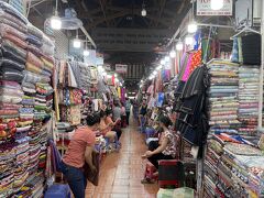 教会近くのタンディン市場へ
ここは、布生地と乾物がメインの市場