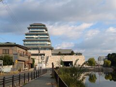 外堀に名古屋城と向かい合わせでガラス張りの天守閣を発見