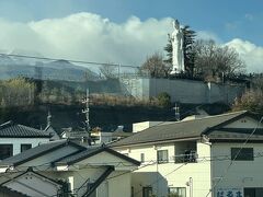 韮崎駅前には観音様