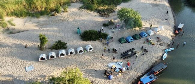 カンボジアストゥントレン州のメコン川のエコツアーコッハン島のチャンピンクです。