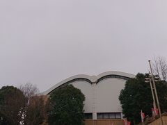 シャトルバスが、無事、豊橋総合公園に到着。会場の体育館が見えました。