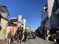 成田山の表参道を進みます。年が明けて３週目なのでかなり人が減りました。