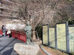 ねね橋＆ねね像。
たくさん人がいて写真撮ってたので、眺めるだけにしときました！