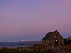 21:30　テカポ湖に戻ってきました。
空がいい感じに焼けてきたのでそのまま”善き羊飼いの教会”へ