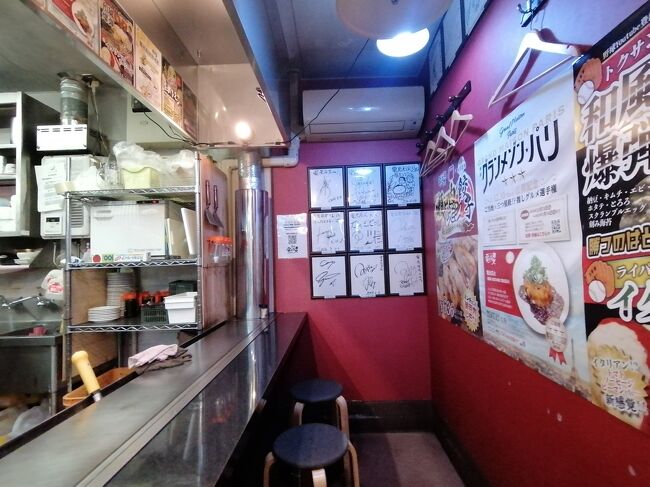 カウンター席のみの店舗です。つねに人がきていました。