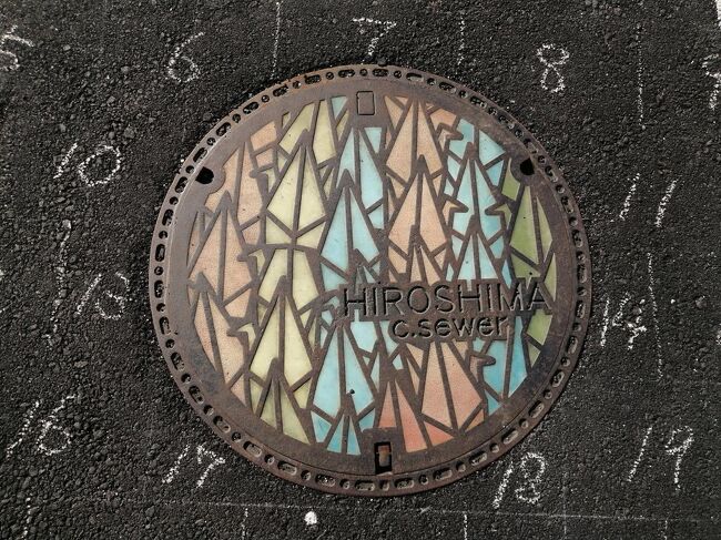 駅からすぐですがこのデザインのマンホールは複数ありました