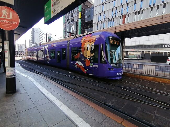 乗る電車でなないですがかわいいラッピング電車が来ました