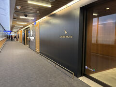 今回は台北～バンコク間のみFSCでTG、但し桃園に自前のラウンジはなく、画面手前のCXではなくその向こうのプラザプレミアム、のはずがPPでも利用可のため大渋滞でそのまた向こうのプラザプレミアムに。