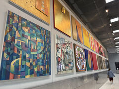 相変わらずの巨大空港で、荷物が出てくるのを暫し壁のアートなど眺めつつ。