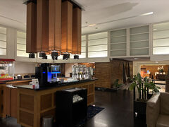 大晦日のバンコクはどこもかしこも大渋滞です。通常の倍ほど時間をかけて空港から宿までGrabにて。川沿いホテルの中でも年季が入っているせいか比較的手ごろなラマダプラザ（後略）にチェックインです。