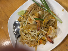 お馴染みアジアティークは花火鑑賞クルーズの乗船待ちの大混雑も加わり、至る所が満員電車状態でした。夕飯をとろうにも１時間待ちの店ばかりで絶望していたら、ちょうど空席が出たタイ料理の店に滑り込み、無事パッタイ＋チャーンビール（瓶ビール大を２本頼めば１本サービス！の罠にハマる）。