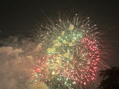 シティービューの室内に留まっても意味がないので、ホテルの駐車場に降りてみたら、思いのほか人が居らず、しかも遮る建物も無いという好立地！2025年を迎えた瞬間にまず真横のアジアティーク界隈からドッカーン！おめでとう！