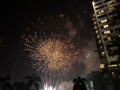 上流側に目を向ければアイコンサイアム前からもドコスカドッカーン！競い合うように都会のど真ん中でこれだけ花火が上がるとはビックリです。