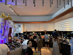 日本語と中国語ばかり飛び交う朝食会場より。