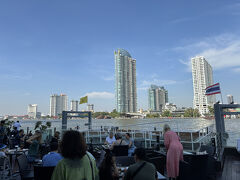 チャオプラヤーを望むテラス席が人気ですが、ここは油断禁物。