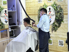 駅下のクイック散髪屋さんで友人が10分カット。シャンプーをしない代わりに掃除機みたいなのでゴーゴー髪の毛を吸い取っていました。斬新！