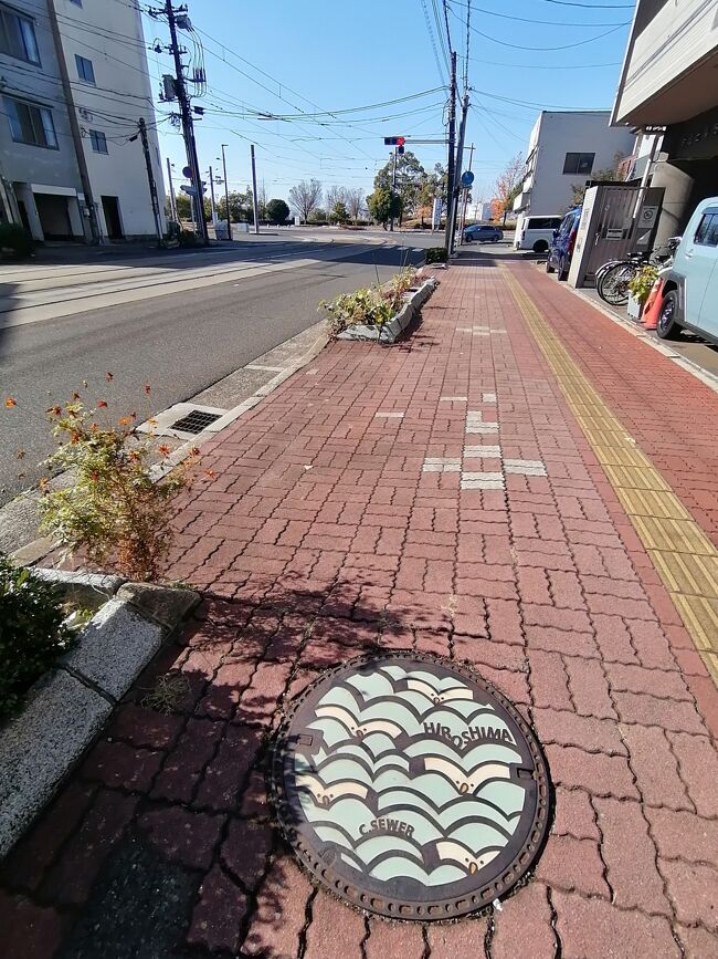 歩道沿いに同じでデザインのマンホールは複数ありました