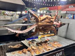 Runway Market Pattaya (Runway Street food)

12月29日（日）　　20:00

次に道路の右側が賑わっているので道路を渡って行ってみると
何とワニのの丸焼きが！！

2022年開業の多種多様な屋台料理を楽しめるナイトマーケット
https://www.thailandtravel.or.jp/runway-market-pattaya/

