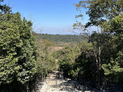 ここは国境に位置します。
向こうはもうタイ。

詳細の説明は別に譲りますが、プレアヴィヒア寺院周辺の帰属を巡り、カンボジアとタイが衝突、双方に犠牲者が出る事態になりました。
2013年、国際司法裁判所はこのあたりの帰属はカンボジアと判断したとのこと。

カンボジアとタイとの間は陸路で通過出来る国境がいくつもありますが、ここは無理です。

グーグルマップだとこの辺り、国境線がズレててダメダメです。
organic mapsってアプリの方が正確そうです。等高線も描かれてますし。
600mのラインがあるので、東京の高尾山以上ですね。